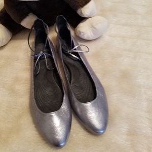 BORN SILVER METALLIC FLATS SIZE 7 NWOT